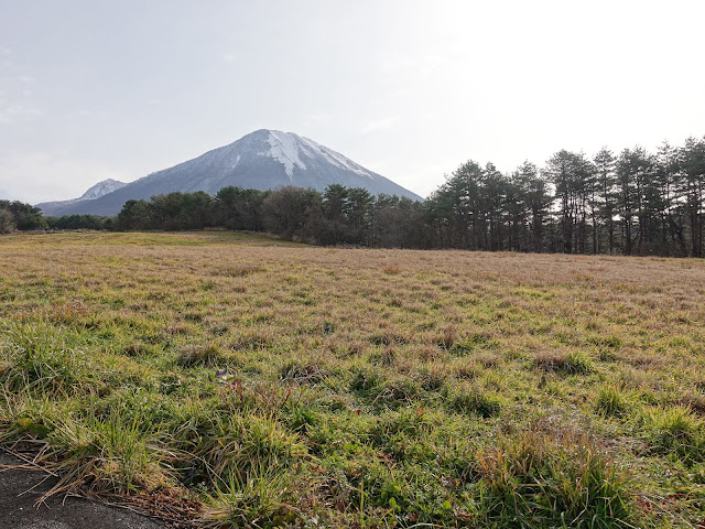 鳥取県西伯郡伯耆町丸山の牧草地　大山の眺望