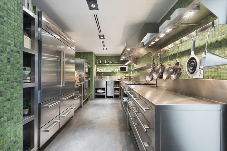 Pro kitchen in Modern mansion in Miami