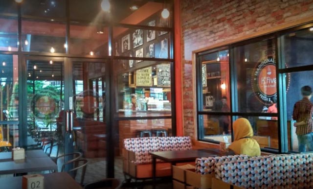 Banjarbaru boleh dibilang syurganya pecinta kuliner. Banyak cafe berdiri, mulai dari cafe romantis hingga cafe yang menyuguhkan beragam kuliner modern sampai jadul yang kini kian populer.