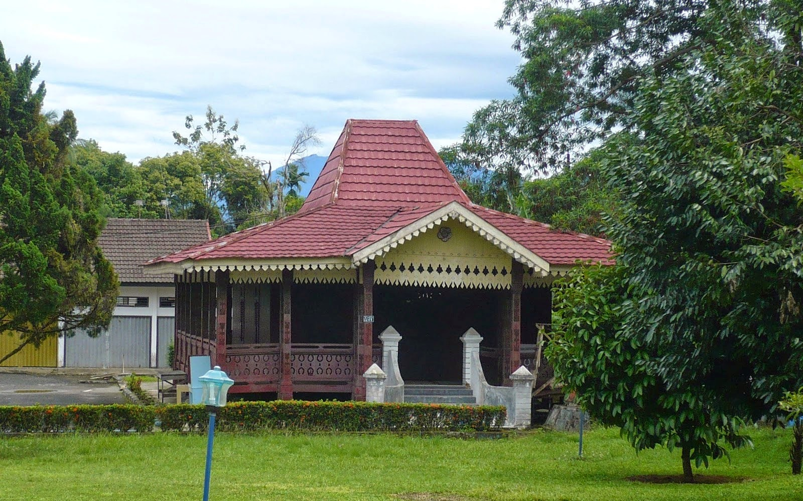 Gambar Rumah Adat dan Namanya Lengkap dari 34 Provinsi di 