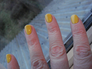 Rimmel I Heart lasting finish sunshine yellow