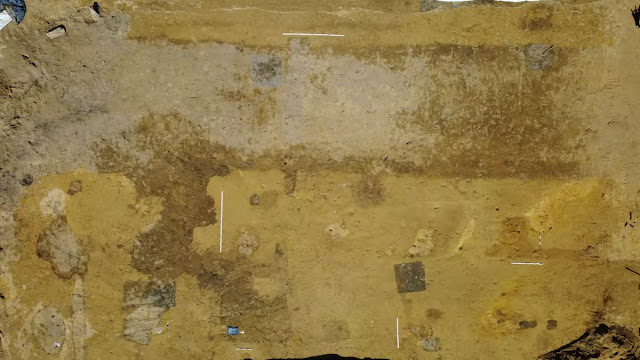 Η εσωτερική τάφρος αποθήκευσης και οι ξύλινοι εδαφικοί τοίχοι είναι σαφώς ορατοί ως αποχρωματισμός του εδάφους. [Credit: EggensteinEsca GmbH / M. Zur-Schaepers]