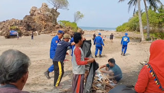 Kolaborasi Satpolairud Polres Tanggamus dan Warga Bersihkan Sampah Pantai Karang Bolong Limau