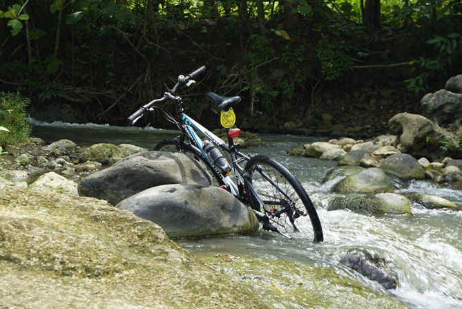 Menikmati watu di salah satu destinasi sepeda