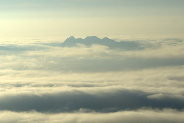 Niebla sobre la ria de Vigo. la bruma del mar cubre el mar y las cies