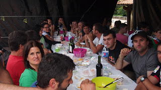 Un centenar de personas disfruta de la comida popular en las fiestas de El Regato