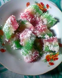 Resep Cara Membuat Rainbow Casava Taburan Parutan Kelapa