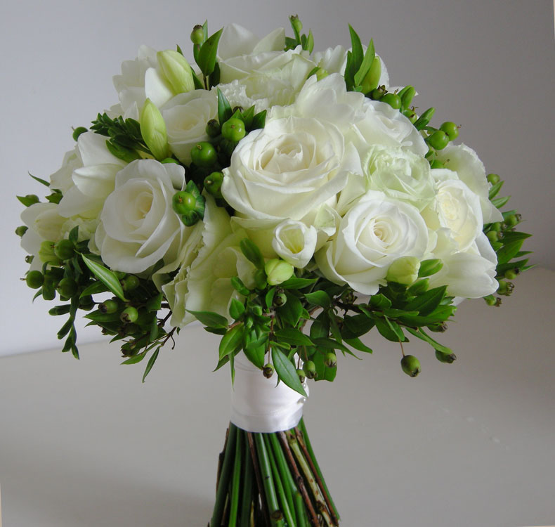 Wendy 39s bouquet of Roses Avalanche and Akito freesia pale green double