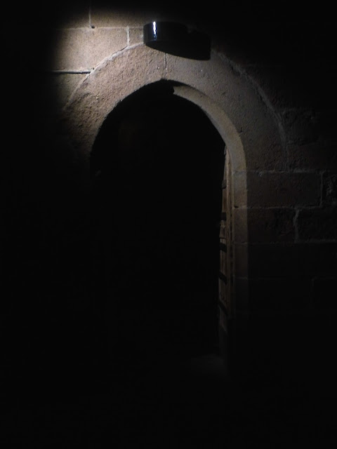 photographie d'une porte, jeu de lumière, inquietude, mont st michel