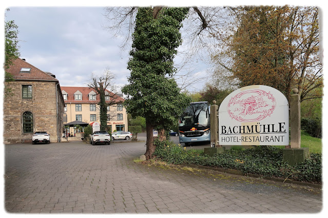 Ved innkjørselen til Hotel Bachmühle i Fulda i Tyskland.