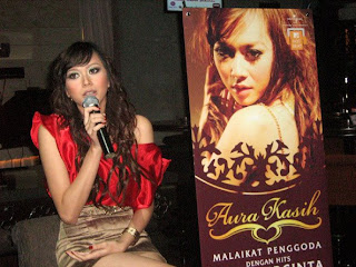 gambar foto seksi panas aura kasih photo picture indonesian artist gallery