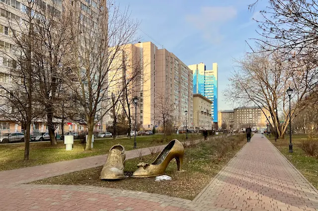 Шарикоподшипниковская улица, скульптура «Пара туфель»
