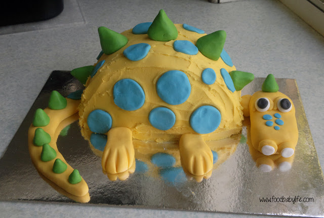 Dinosaur Cake © www.foodbabylife.com