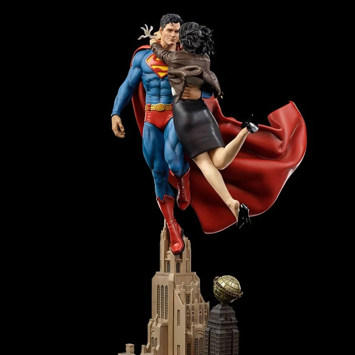 O amor está no ar no diorama Superman e Lois Lane da Iron Studios