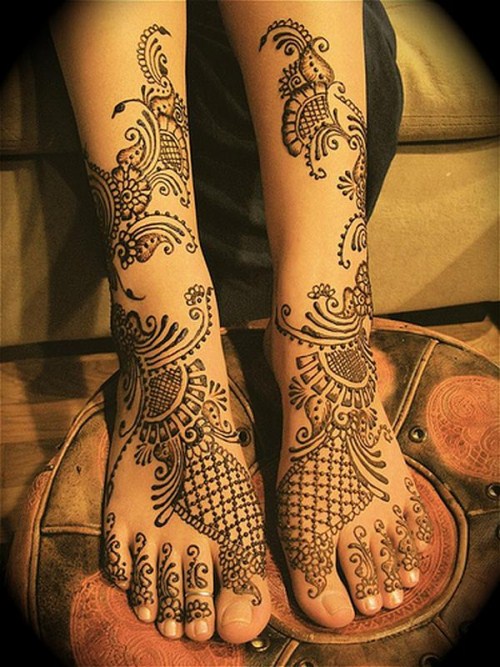 Indian Dulhan Mehndi on the hands and feet