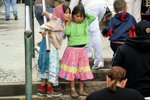 Little Mexican girls in colorful faldas