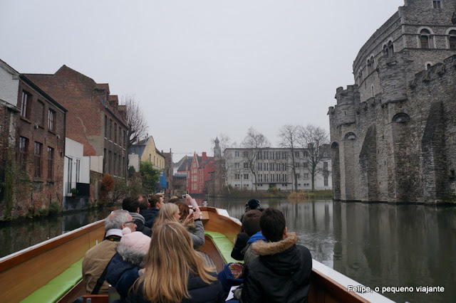 passeando de barco pelos canais de Gent