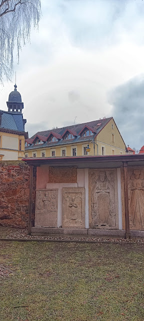 Obiekty Uzdrowiska Cieplice położone są w samym centrum Cieplic ( obecnie dzielnica Jeleniej Góry)