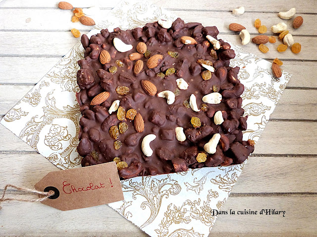 Tablette de chocolat au lait façon rocky road aux raisins secs, amandes et noix de cajou 