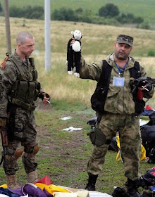 Milicianos pro-Rússia exibem  boneco de pelúcia de uma das 80 crianças mortas