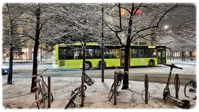 Fint med snøvær som lyser opp på Carl Berners plass i Bydel Grünerløkka i Oslo.