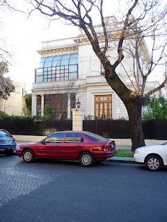 Vista de lado de la mansión