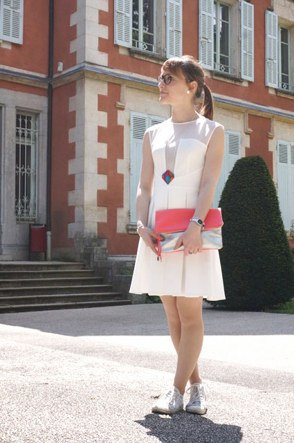 Robe blanche patineuse Asos Petite avec empiècement en tulle, pochette corail et argent