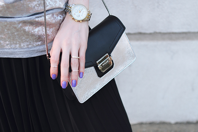 by Victoria Wind of “The Wind of Inspiration” on how to wear a pleated maxi skirt and black+silver color combo #twoistyle #style #fashion #personalstyle #fashionblog #ootd #outfit