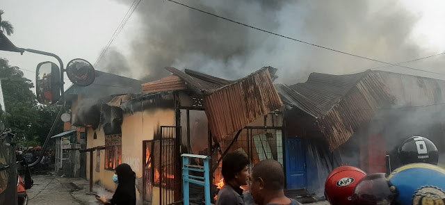 Diduga Percikan Api Saat Sedot BBM, Sebuah Rumah Warga di Timika Dilahap Api.lelemuku.com.jpg