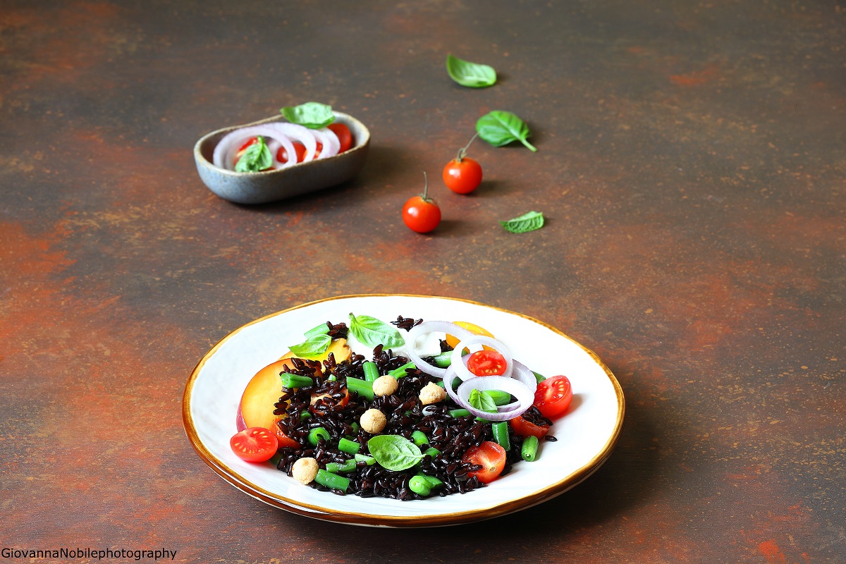 Riso venere con pesche, fagiolini e ricotta salata