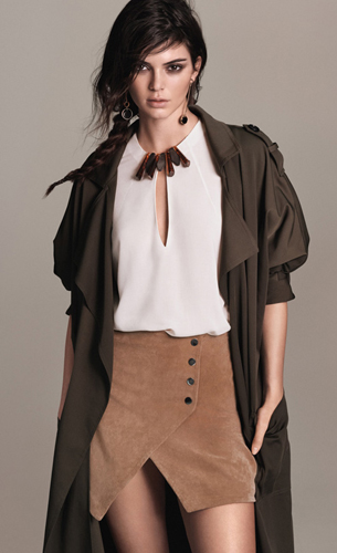 falda cruzada, blusa y trench de Mango colección primavera campaña