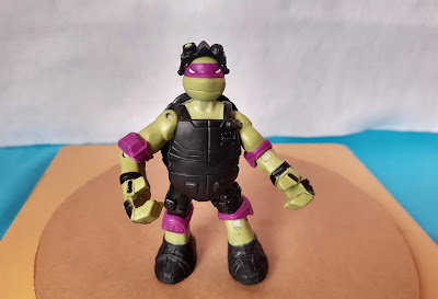 Boneco / figura de ação articulada em 6 pontos de  Tartaruga Ninja  Donatelo , Roxo, com óculos de proteção 11,5 cm de altura  2013 Viacom / Playmates  R$ 28,00