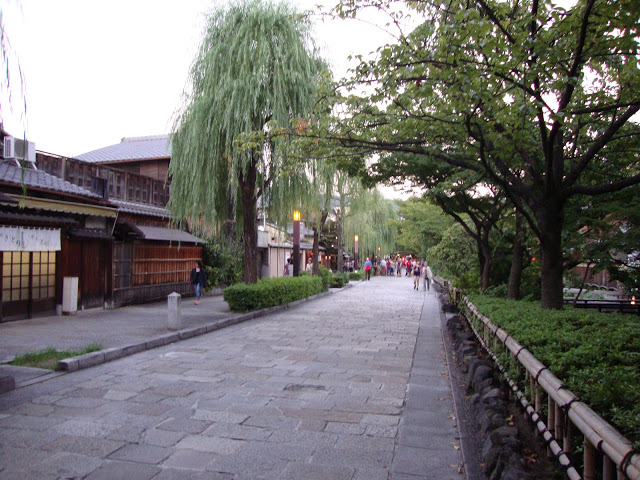 la strada con le machiya che si affacciano sullo Shirakawa