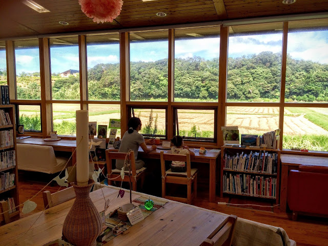 海士町中央図書館の窓辺