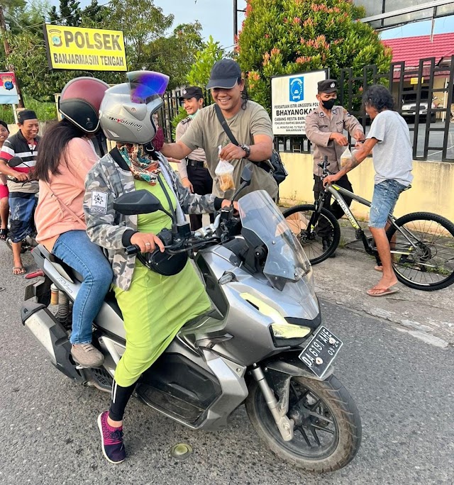 Polsek Banjarmasin Tengah Bagikan Takjil Kepada Pengendara Dan Masyarakat Sekitar 