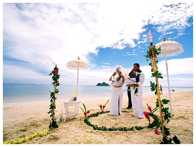 Beach Wedding Decorations For a Romantic Wedding hawaii wedding