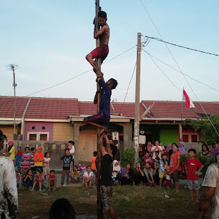 semarak panjat pinang sukaraya indah