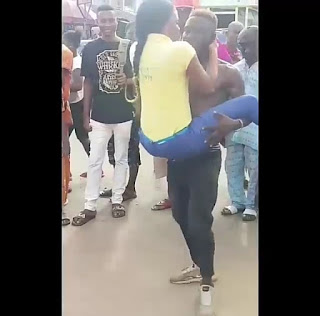 Lady slaps male dancer in Edo for disrespecting and rough handling her (Video)