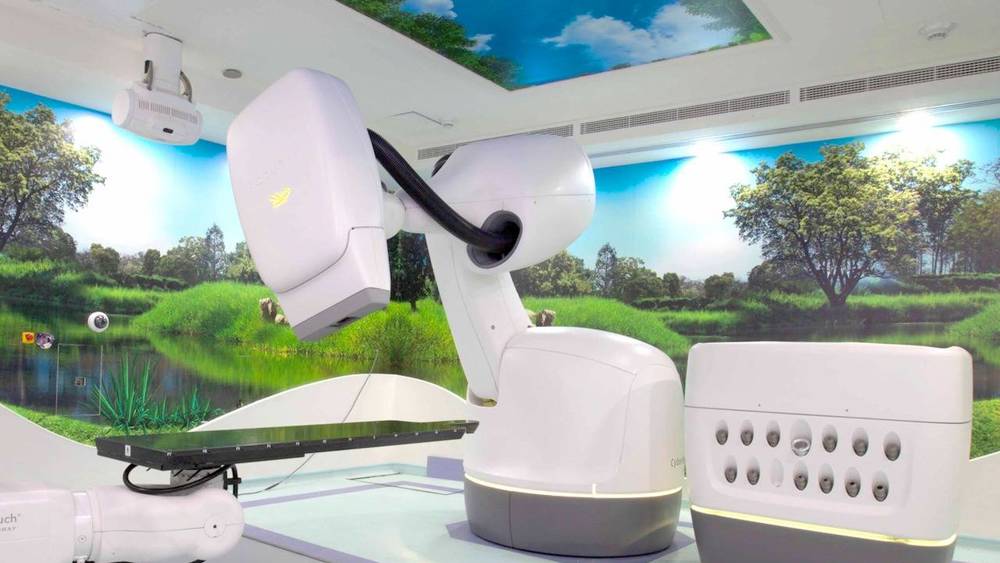 إفتتحت دبي أول مركز روبوتات للجراحة الإشعاعية في المنطقة لعلاج الأورام السرطانية، حيث تجري جراحات إزالة الأورام بدقة عالية جداً دون أن تلحق ضرراً بالأنسجة السليمة المحيطة بموقع الورم