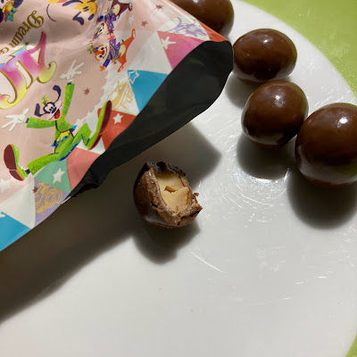 【ディズニーのお菓子】TDR40周年　「ミッキー&フレンズ　チョコレート（ピーナッツ入り）　紙箱」チョコボール？