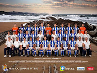 REAL SOCIEDAD DE FÚTBOL DE SAN SEBASTIÁN - San Sebastián, Guipúzcoa, España - Temporada 2011-12 - Zubikarai, Mariga, Carlos Martínez, Íñigo Martínez, Ansotegui, Claudio Bravo, Joseba Llorente, Aguirreche, Mikel González, Elustondo y Ramírez; Íñigo Cortés y Karla Larburu (auxiliar), Cadamuro, Estrada, Aramburu, Philippe Montanier (entrenador), Jokin Aperribay (presidente), Michel Troin (ayudante), Xabi Prieto, De la Bella,  Demidov, Roberto Navajas y Alberto Iturralde (técnico); José Manuel González de Suso, Iñaki Anza y Josu Busto (recuperación), Ifrán, Markel Bergara, Zurutuza, Illarramendi, Griezmann, Sarpong, Carlos Vela, Juantzo Trezet y Mitxelo Olaizola (equipo médico) - Plantilla de la Real Sociedad, 12º clasificado en la Liga de 1ª División, con Philippe Montanier de entrenador