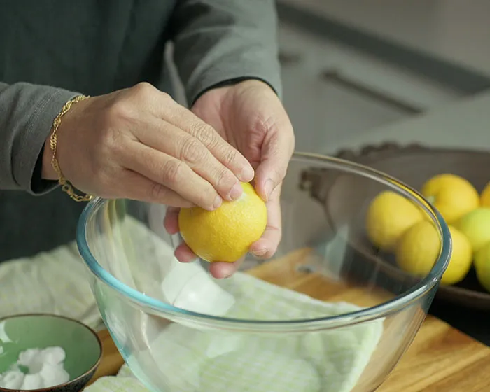 Clean and scrub yuzu with baking soda