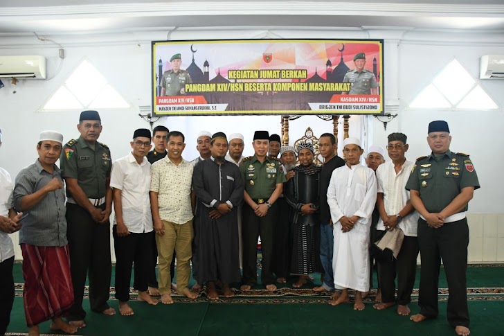 Jum'at Berkah Bersama Pangdam Hasanuddin Lebih Dekat Dengan Masyarakat