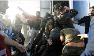 Foto Foto : Militer Turki Yang melakukan Kudeta Babak Belur dihajar Rakyat Sipil dan Militer Pro Pemerintah - Commando