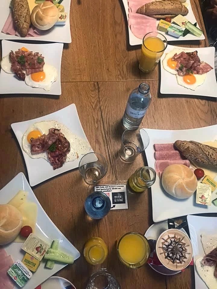 Breakfast with Friends at Mahü XXXLutz, breakfast meal sets