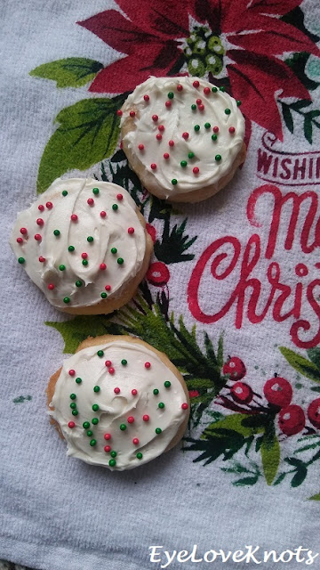 https://eyeloveknots.com/2018/12/alexandra-soft-sweet-sugar-cookies-christmas-style.html