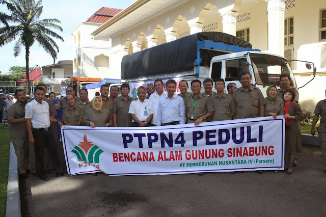 PT Perkebunan Nusantara (PTPN) IV mengirim bantuan sebanyak lebih 25 ton, berupa 20 ton beras, 5 ton gula dan 400 kotak mie instans ke para pengungsi korban erupsi Gunung Sinabung, di Kabanjahe, Karo, Kamis (21/11/2013)