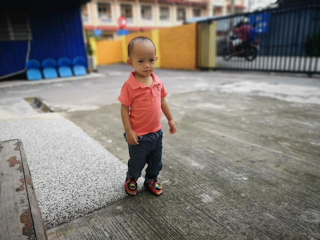 CHECK UP DAIM NAUFAL 2 TAHUN DI KLINIK KESIHATAN - Assalamualaikum, selamat sejahtera semua. Alhamdulillah Daim dah 2 tahun, seperti baisa rutin check up untuk umur 2 tahun la pulak, kan !. Pagi tu, selesai hantar kakak dan abangnya ke sekolah. Mummy terus bawa Daim ke Klinik Kesihatan. Alhamdulillah mood Daim pagi tu okay, cuma tak nak mandi. Mungkin takut kena tinggal kot. Hehe. Tak pe lah kan..kejap je pun check up ni. Mumy tukarkan pempes, baju, seluar dan cucikan muka Daim je !    CHECK UP DAIM NAUFAL 2 TAHUN DI KLINIK KESIHATAN       Kakak dan abangnya kalau tahu mummy bawa Daim check up...maunya dia nak ikut sama tu. Entah lah budak 2 ketul tu...sekarang ni, macam-macam...memanjang je tak nak sekolah. Sampai sekolah asyik sedih je.    Berbalik kisah CHECK UP DAIM NAUFAL 2 TAHUN DI KLINIK KESIHATAN. Mummy risau sangat-sangat, sebab Daim ni jenis berat mulut...Akan bercakap ikut mood dia..kalau kita paksa..memang tak nak cakap. Adalah mulut orang luar kata Daim ni 'mild autism'. Kita sebagai mak ni, boleh rasa. Macam 'tak'. Tapi, tak pe...serh je pada yang pakar masa CHECK UP DAIM NAUFAL 2 TAHUN DI KLINIK KESIHATAN        Oleh kerana nombor giliran lama...kita singgah breakfast, Daim memang suka lepak kedai minum hehehe. Donut gula untuk Daim . Mummy pulak, makan nasi lemak dan sambal paru. Heavy breakfast sebab nanti tak sempat lunch..ada banyak urusan nak di selesaikan selepas CHECK UP DAIM NAUFAL 2 TAHUN DI KLINIK KESIHATAN        Nombor giliran kami pada masa CHECK UP DAIM NAUFAL 2 TAHUN DI KLINIK KESIHATAN ialah 2024. Bukan tahun 2024 tau..lama sangat tu hehehe.          Alhamdulillah selesai CHECK UP DAIM NAUFAL 2 TAHUN DI KLINIK KESIHATAN. Berat Daim hampir 9kg dan tingginya 84cm. Normal. Tak gemuk dan tak kurus sangat.  Nurse ada check tahap tumbesaran Daim dari segi percakapan, reaksi, fokus, cara berkomunikasi. Ye..Daim jenis lambat cakap..nurse cakap normal untuk Daim (lelaki). Dan..Daim bukan autism..sebab fokus, cara berkomunikasi, cara nak bercakap semua normal.    Alhamdulillah...       Untuk check up 2 tahun ni, Daim di berikan ubat cacing. Standard check up 3 tahun. Memang kena bagi ubat cacing. Dan perlu di teruskan setiap 6 bulan sekali sehingga umur 6 tahun.    Semua anak kami, memang semua ambil vaksin dan juga ubat cacing.     Ubat cacing kali ini, kami dapat jenama Champs..menarik pulak tengok ubat cacing klinik kerajaan kali ini !