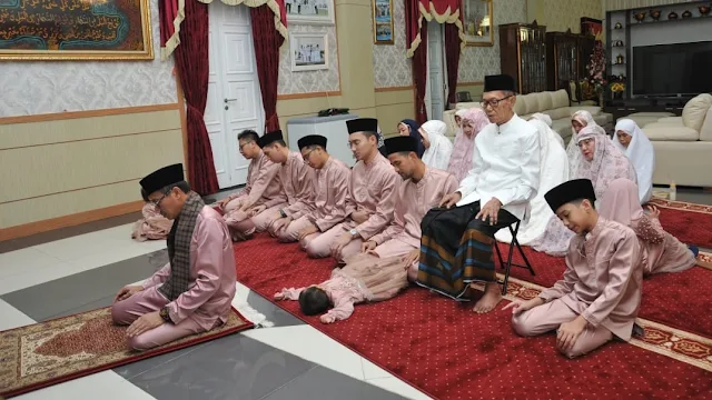 Foto: Gubernur Irwan Prayitno Memimpin Salat Id Bersama Keluarga. Lebaran Pertama, Positif Covid-19 di Sumbar Bertambah 35 Orang.