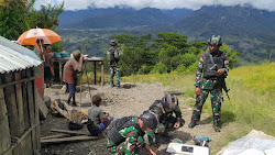   Merasa Bersaudara, Warga Pintu Jawa-Papua Mengadu ke Pos Satgas Mobile Raider 300